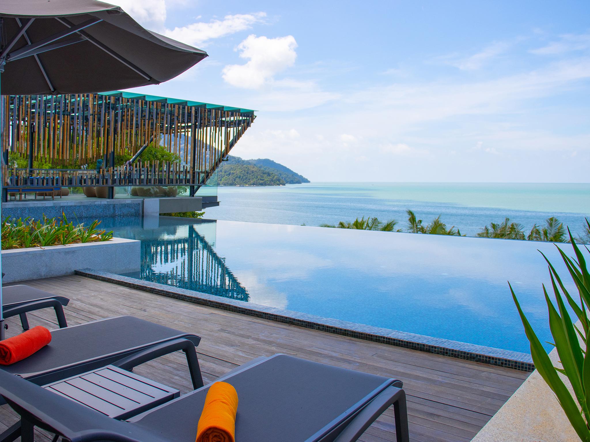 Hotel Angsana Teluk Bahang, Penang Batu Ferringhi Zewnętrze zdjęcie Infinity pool at the hotel