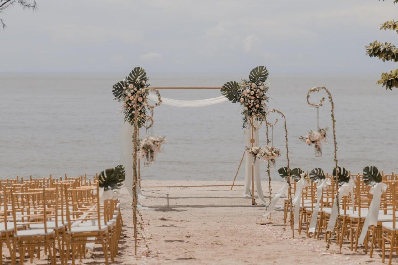 Hotel Angsana Teluk Bahang, Penang Batu Ferringhi Zewnętrze zdjęcie A beach wedding in Phuket, Thailand