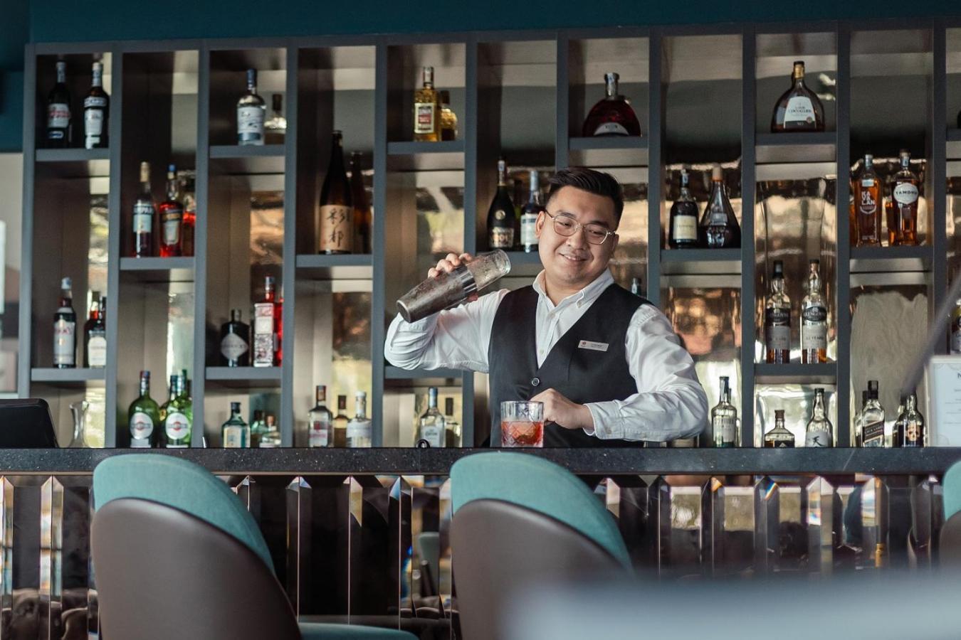 Hotel Angsana Teluk Bahang, Penang Batu Ferringhi Zewnętrze zdjęcie A bartender at work